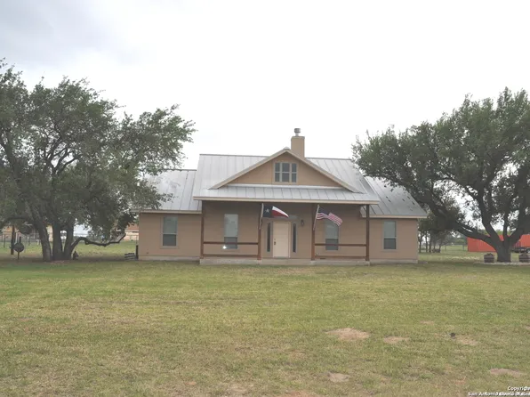 229 County Road 7756, Devine, TX 78016