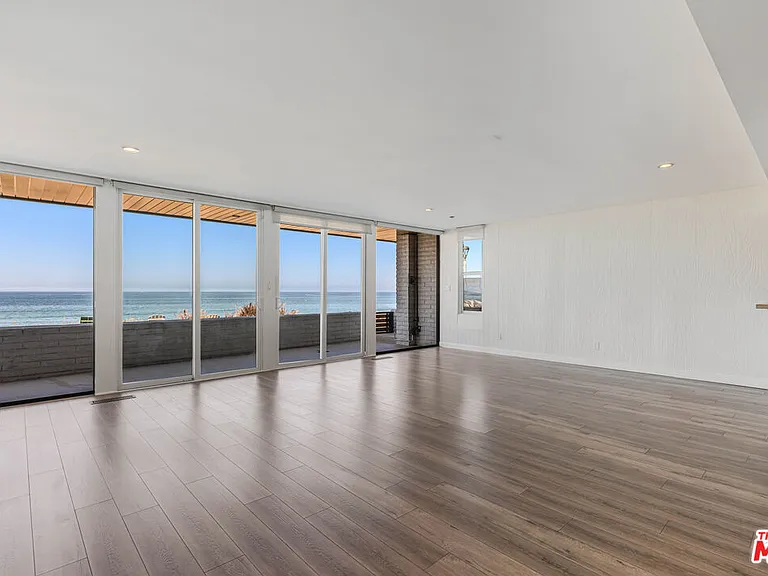 2308 The Strand — Photo 39