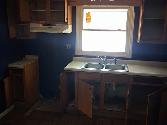 4th image of 637 W Packard St