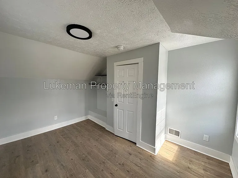 215 E North St — Photo 25