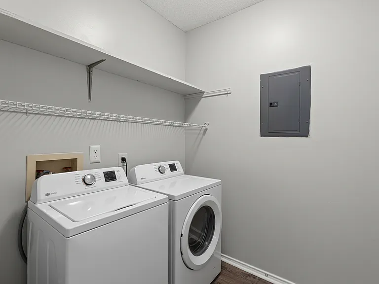 Courtney Square Apartments — Photo 10