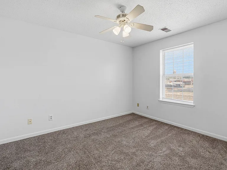Mid-Town Apartments — Photo 32