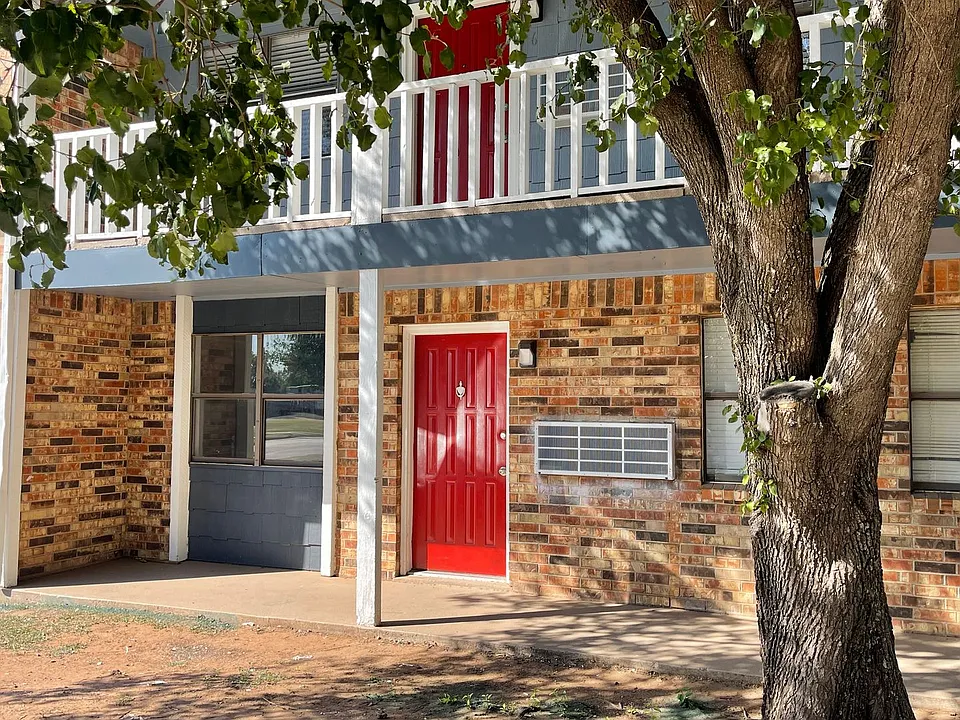 2525 NW 38th