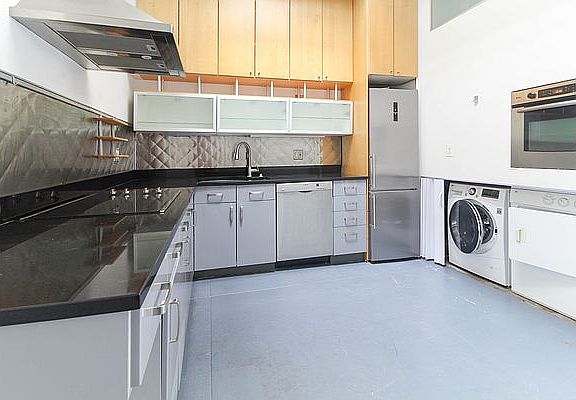 3rd image of 8 Beach St Fl 8