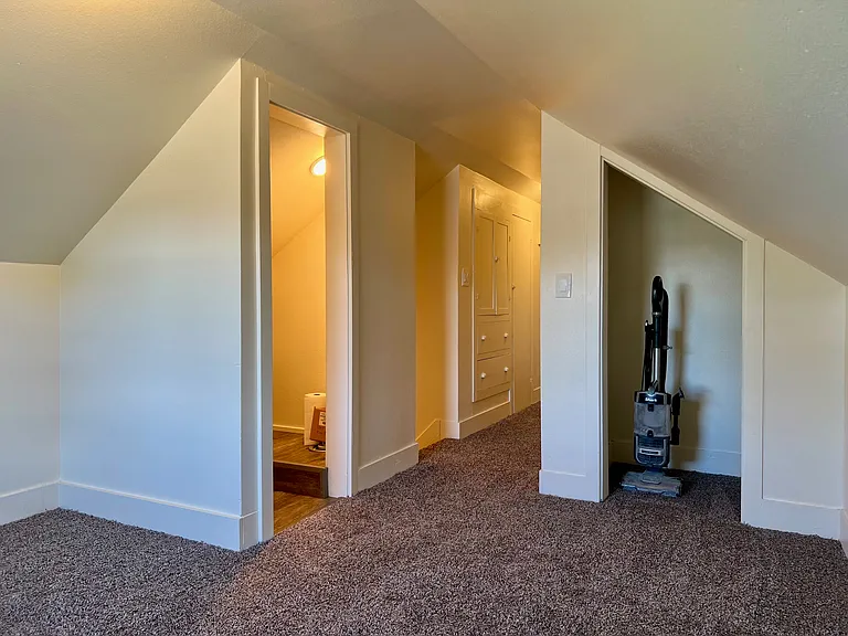 2315 Queen St — Photo 17