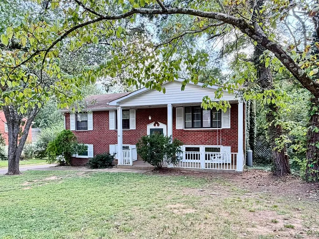 5 bed, 4000 sqft, $3,850 — Photo 2
