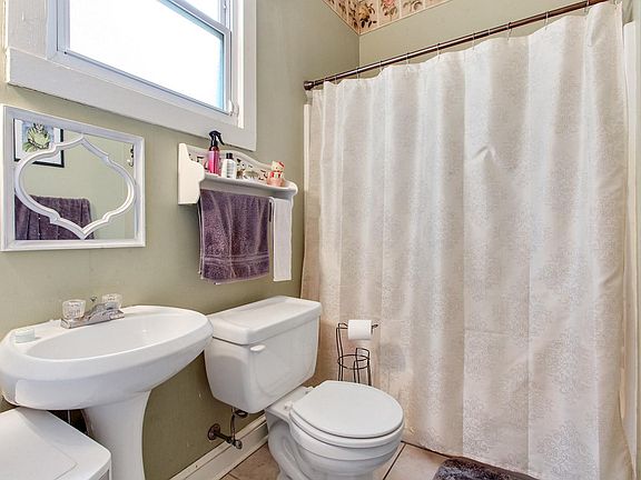5th image of 7916 Hickory St
