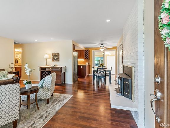 Entry into light-filled open spaces!