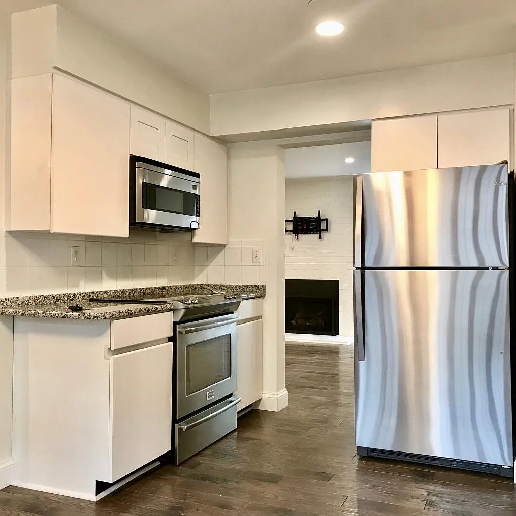 3 bed, 1850 sqft, $2,925 — Photo 3