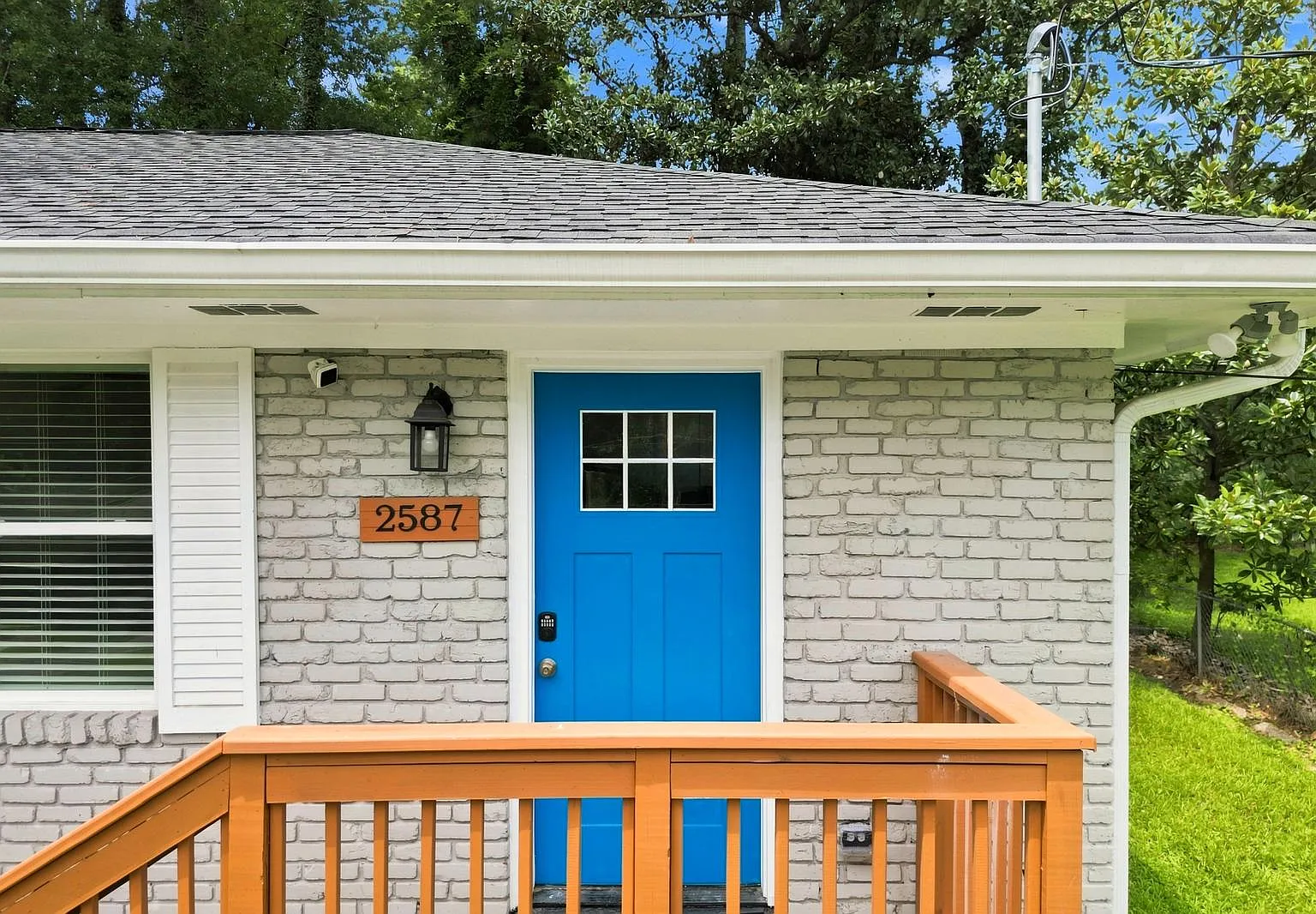 2587 Lancaster Dr — Photo 1