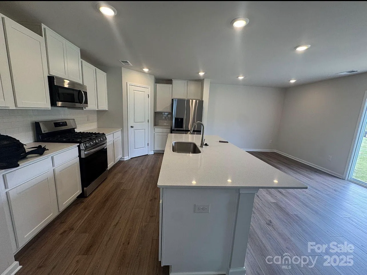 4 bed, 1956 sqft, $2,500 — Photo 3