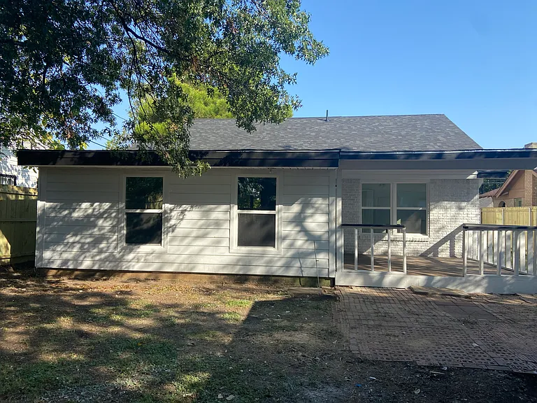814 Winters St — Photo 3