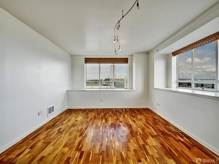 400 Beale St #1707 — Photo 2