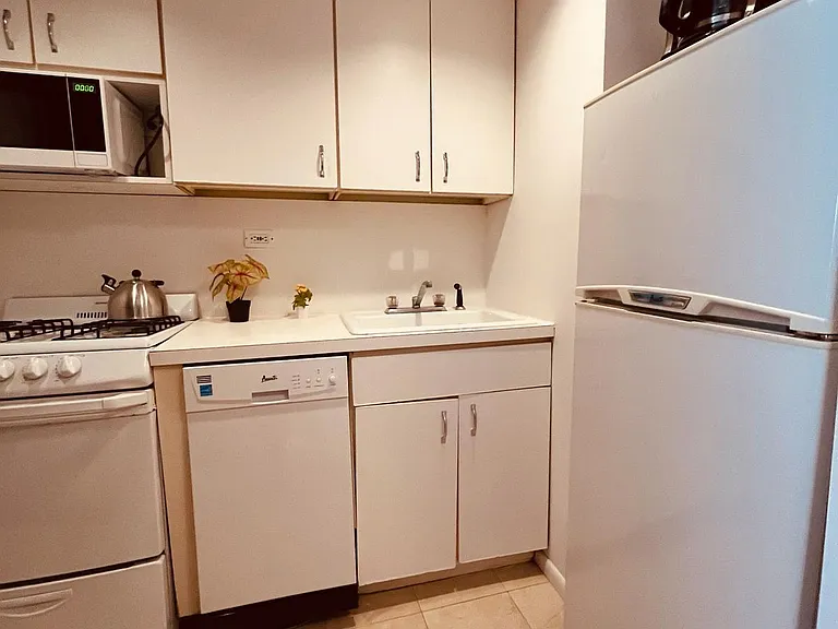 210 E 47th St #6C — Photo 6