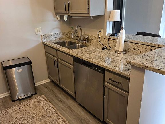 4th image of 1009 12th St Unit 21A-34