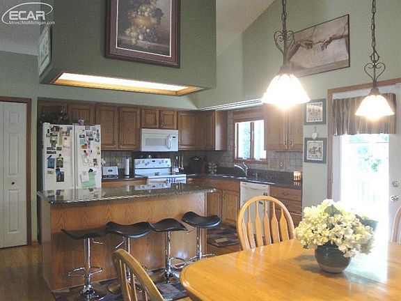 3rd image of 816 Village Dr