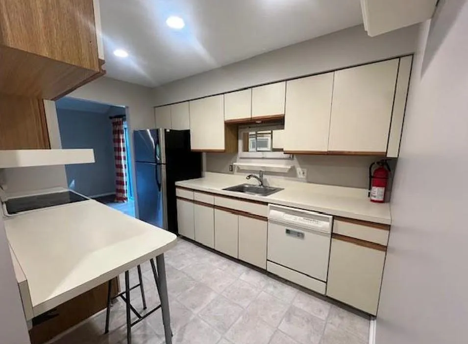 3 bed, 2.0 bath, 1314 sqft, $2,450 — Photo 2