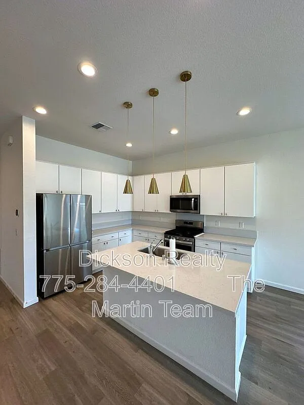 3 bed, 3.0 bath, 1902 sqft, $2,695 — Photo 2