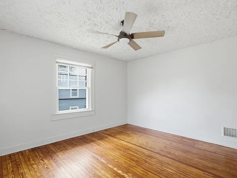 825 E 36th St — Photo 32