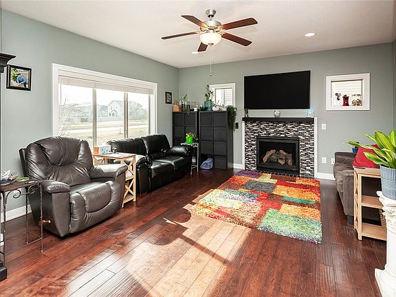 2nd image of 610 SE Driftwood Ln