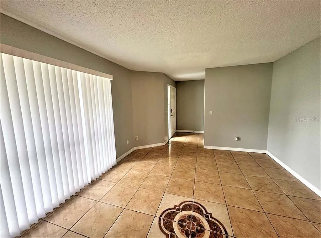 3 bed, 2.0 bath, 1332 sqft, $1,899 — Photo 2