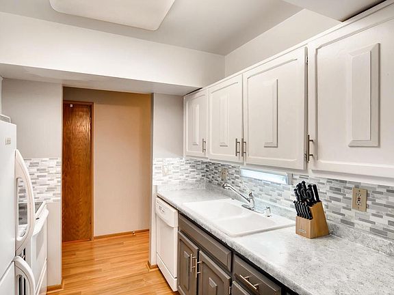 3rd image of 2700 Oxford St N APT 108