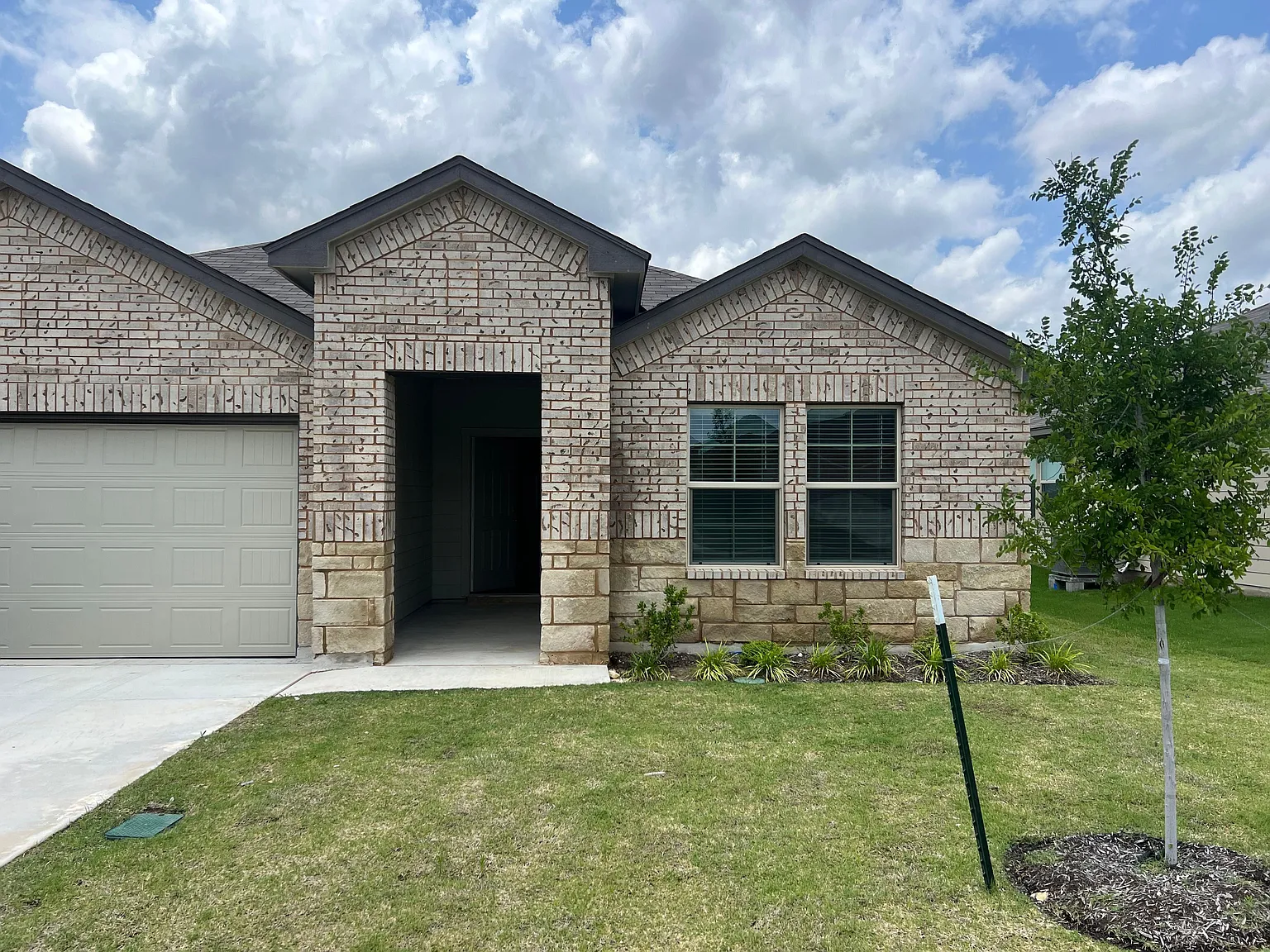 4 bed, 2.0 bath, 1612 sqft, $2,275 — Photo 2