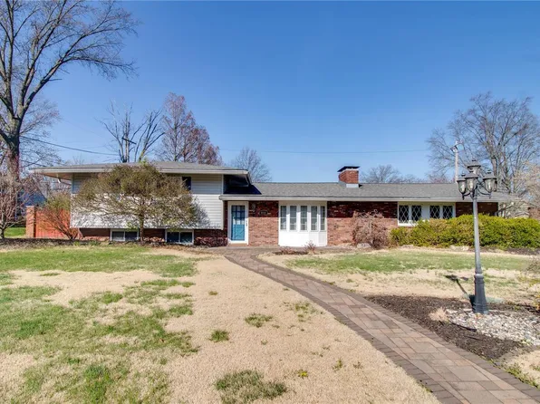 4914 Voltaire Dr, Godfrey, IL 62035