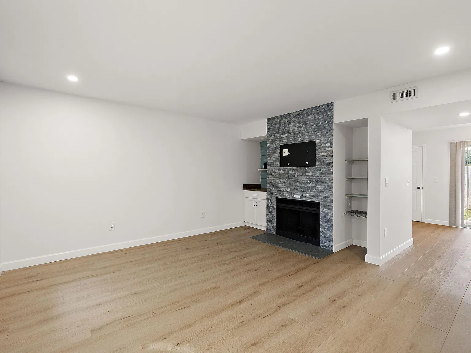2 bed, 1.5 bath, 1080 sqft, $1,695 — Photo 2