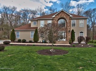 301 Circle Dr, Roaring Brook Twp, PA 18444