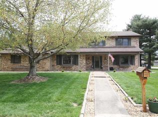 2 Lindenleaf Ln, Belleville, IL 62223