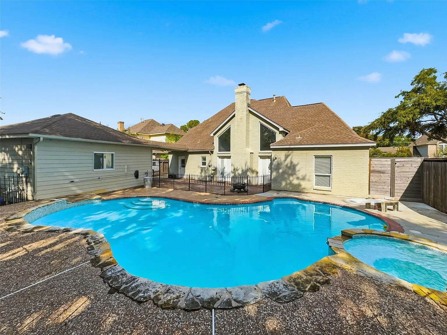 4 bed, 2.5 bath, 2938 sqft, $3,100 — Photo 3