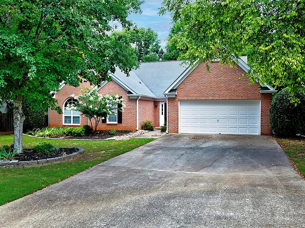3 bed, 2.0 bath, 2208 sqft, $2,850 — Photo 2