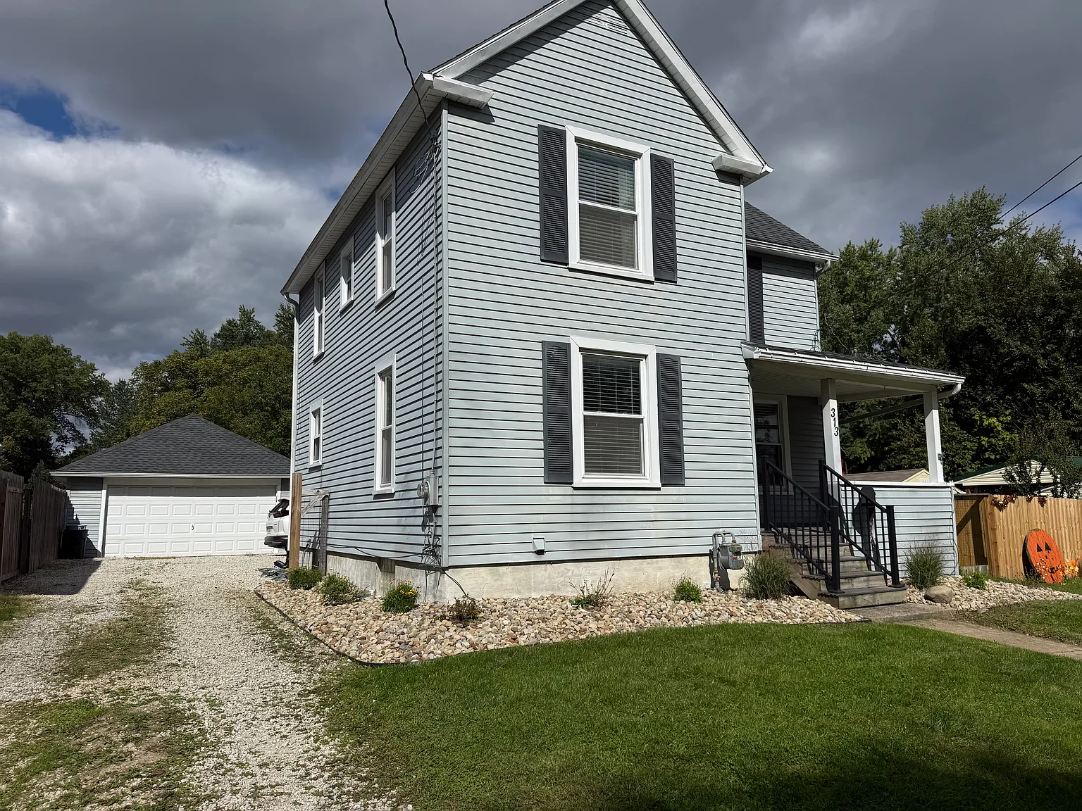 3 bed, 1.5 bath, 1208 sqft, $1,800 — Photo 2