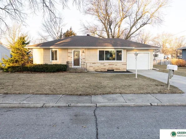 2 Fairview Dr, York, NE 68467