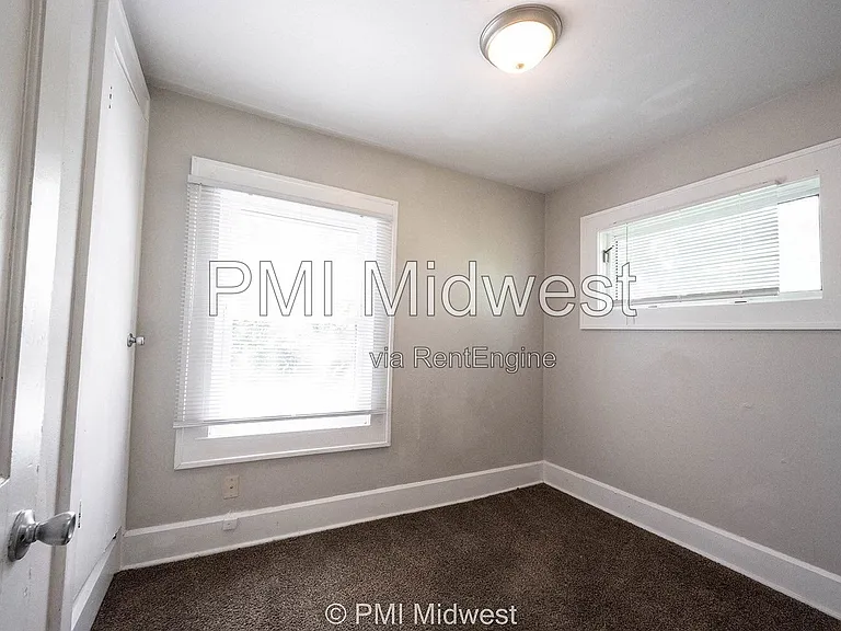 411 W 40th St — Photo 16