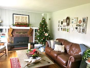 Living Room (1st Floor)