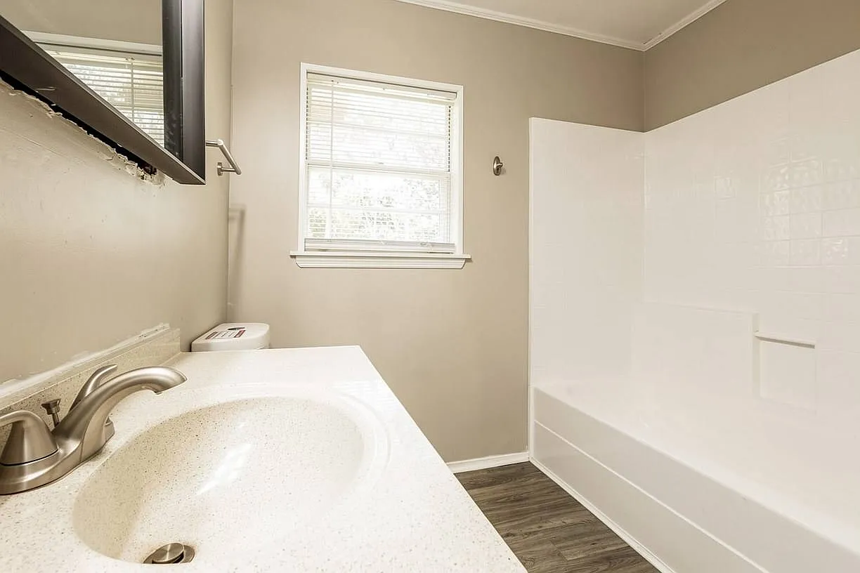 3 bed, 1351 sqft, $1,833 — Photo 1