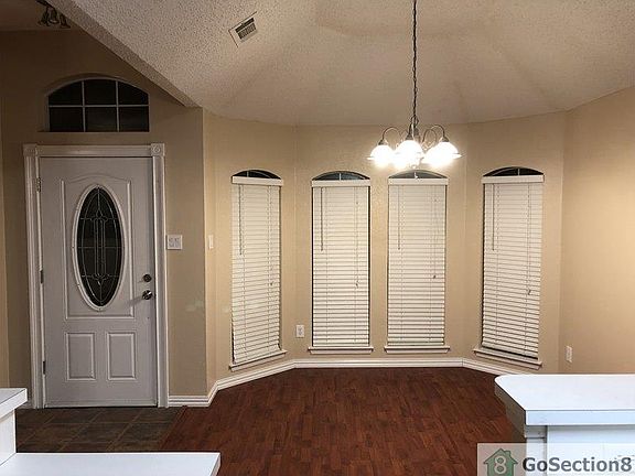 3rd image of 1406 Old Knoll Dr