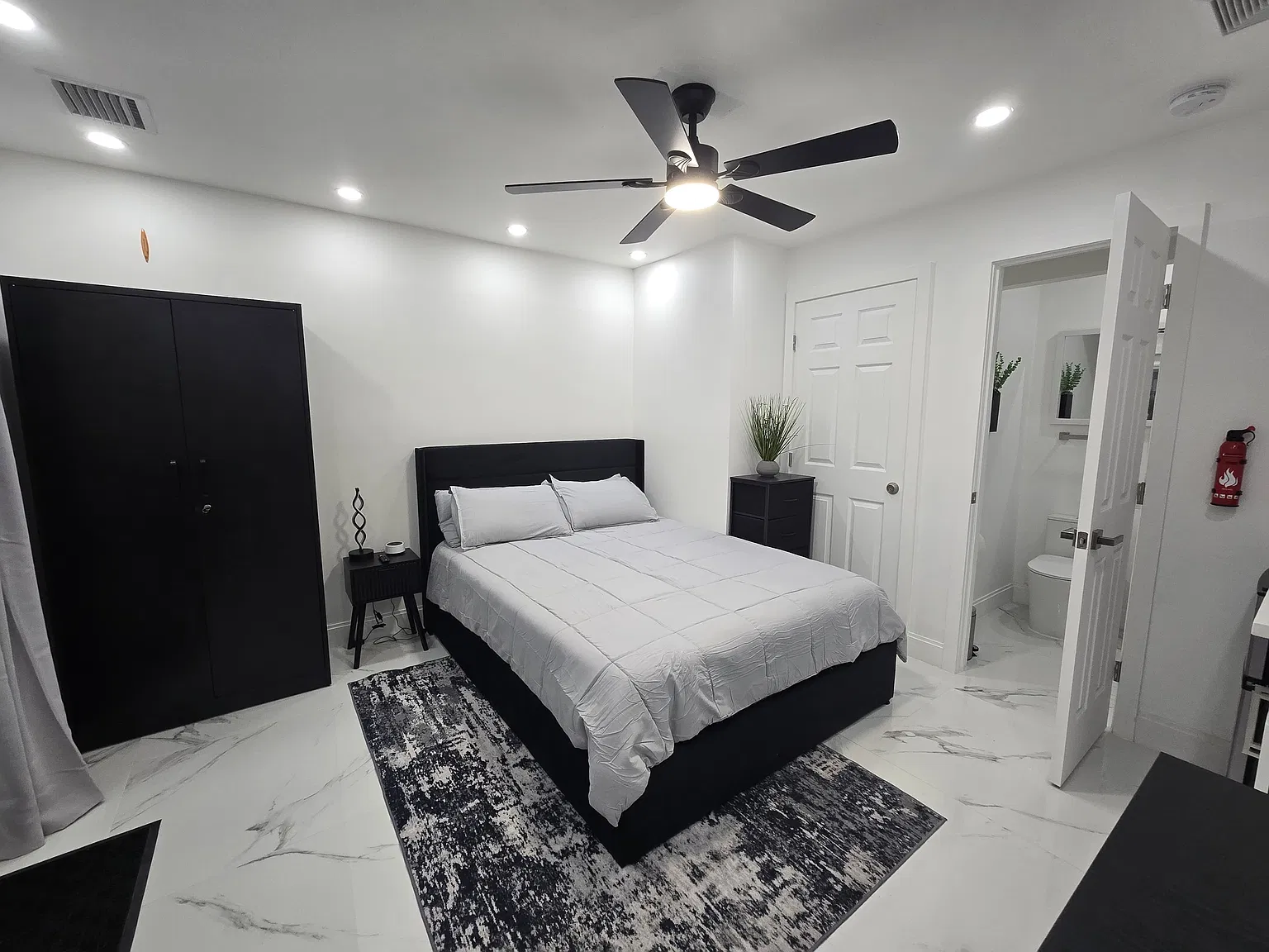5 bed, 3030 sqft, $2,200 — Photo 4