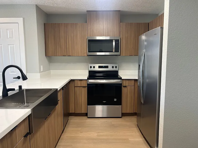 River House Apartments — Photo 37