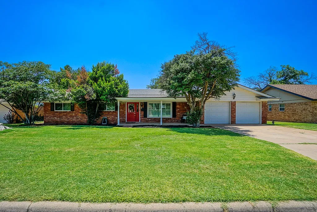 3 bed, 2.0 bath, 1848 sqft, $3,000 — Photo 2