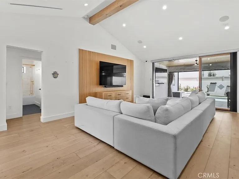 5748 Vesper Ave — Photo 7