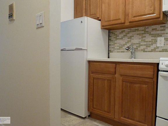 4th image of 210 E 29th St APT 2D