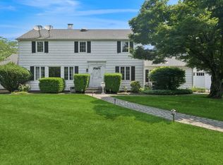 1250 Harbor Rd, Hewlett, NY 11557