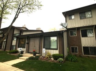 594 Forum Dr, Roselle, IL 60172