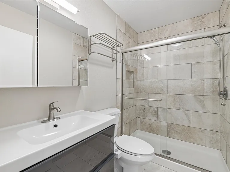2118 S Pine St — Photo 16