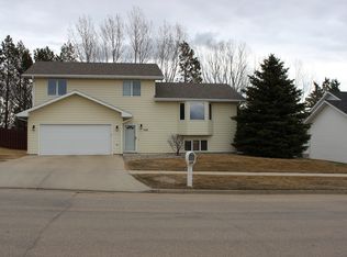 708 27th St NW, Minot, ND 58703