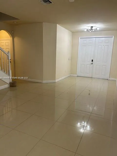 4 bed, 2650 sqft, $5,000 — Photo 2