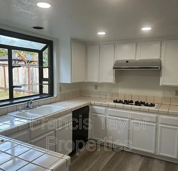 954 Cornwell Ct — Photo 9